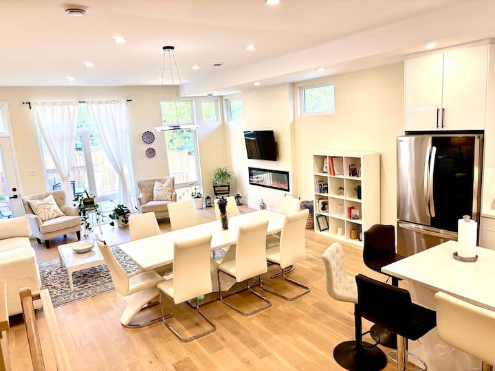 Modern 2023 Home In Ottawa  Sleeps 8 - Ottawa