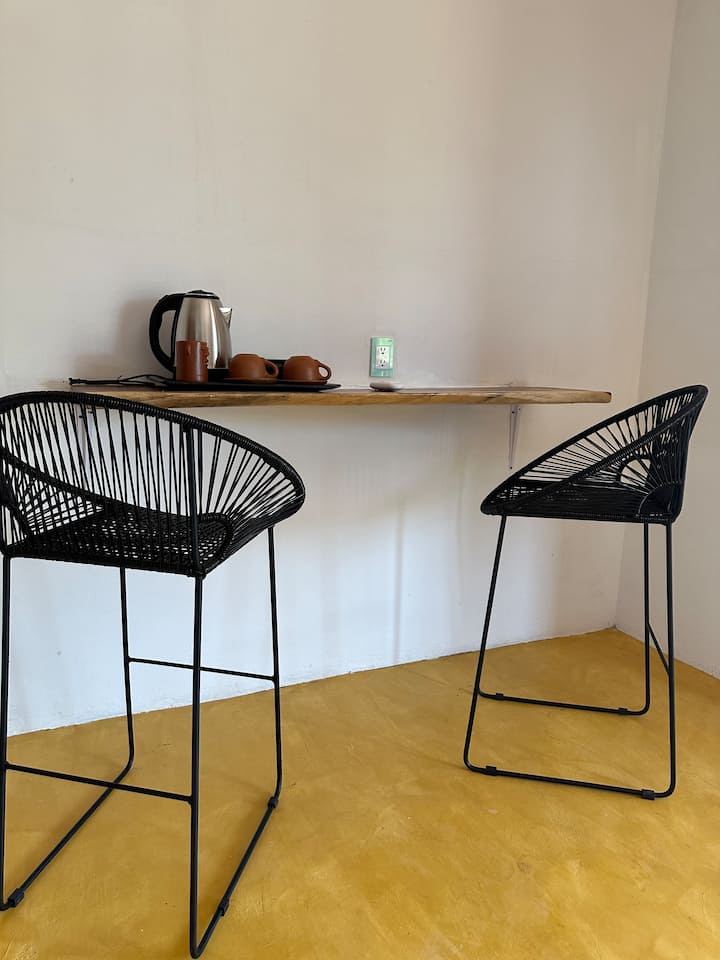 キャビンにはティーエリア、バー、椅子があります。