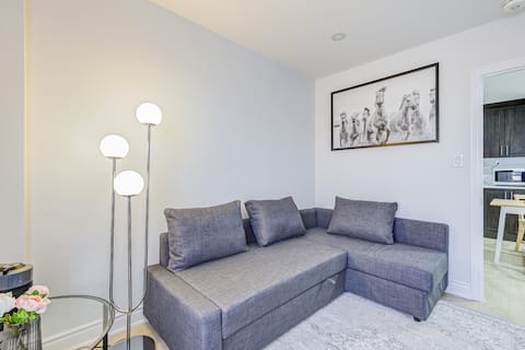 Top Airbnb: Cozy app/5m Airport YYZ in Etobicoke North