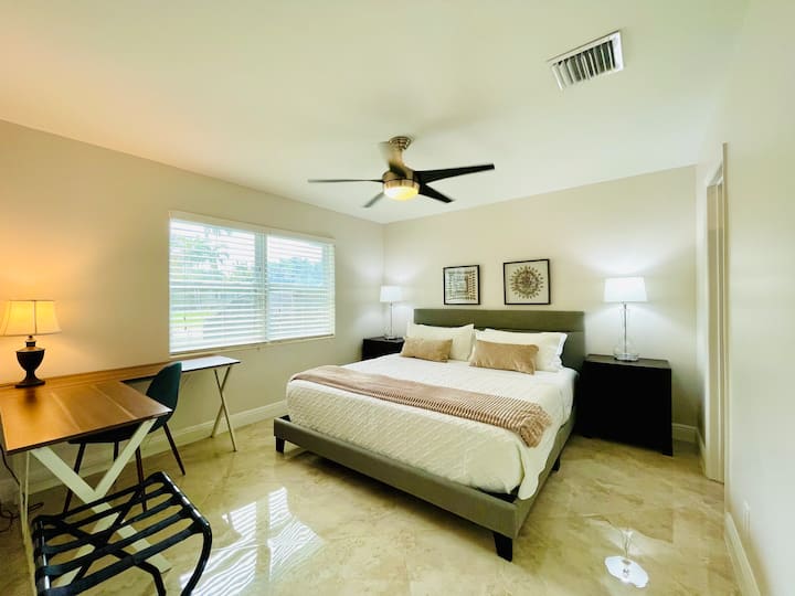 Საძინებელი №2 / დიდი ზომის საწოლი, ჭერის ვენტილატორი, სამუშაო სივრცე