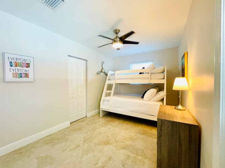 Კომფორტული სრული ორადგილიანი საწოლი, ჭერის ვენტილატორი, დერეფნის სააბაზანო, აუზზე პირდაპირი წვდომა