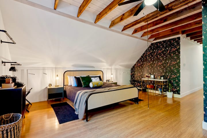 Amplio dormitorio principal con cama tamaño king y acogedor rincón de lectura. Relájate en este acogedor dormitorio con una cómoda cama tamaño king, perfecta para una noche de sueño reparador y un encantador rincón de lectura para relajarse con un buen libro.