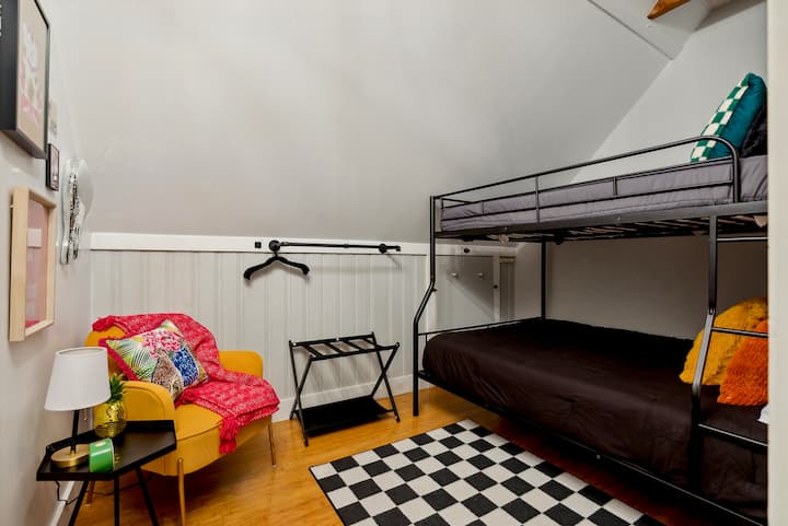 Divertida habitación con literas, ideal para grupos que se hospedan juntos.