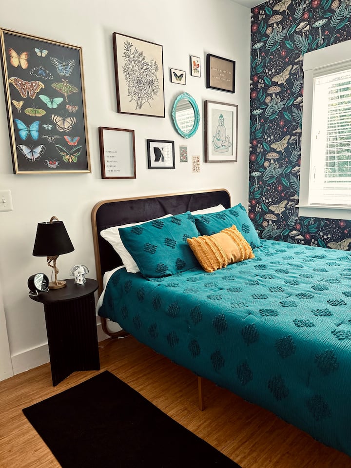 Acogedor segundo dormitorio con una lujosa cama tamaño queen y sábanas suaves. Esta acogedora habitación ofrece el lugar perfecto para relajarse y recargar energías, ofreciendo una acogedora cama tamaño queen ideal para una noche de sueño reparador después de un día de aventuras en Maine.