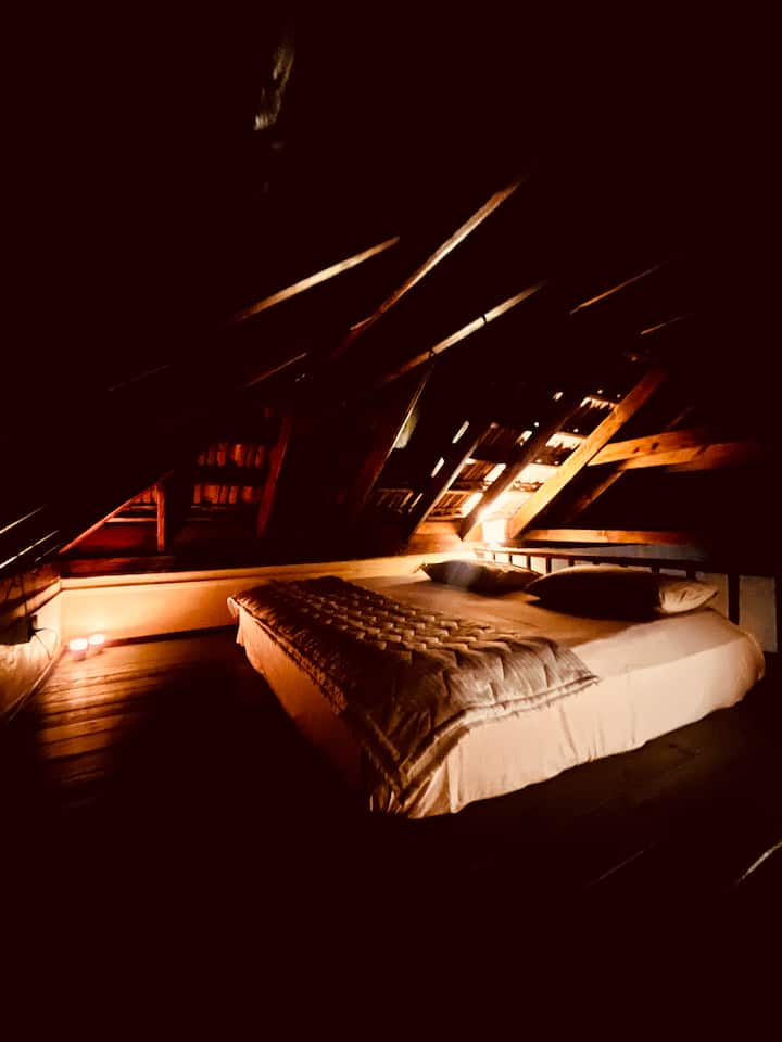 Აყვავებული სიმწვანის ფონზე, დიდი ზომის საწოლის მქონე ეს სხვენი ფარულ სამოთხეს ჰგავს. Ბუნების ჩურჩულით გარშემორტყმული მყუდრო სივრცე რომანტიკისა და სიმშვიდის ღამეს გიბიძგებთ, სადაც დრო ნელდება და ოცნებები უსასრულოდ იგრძნობა.