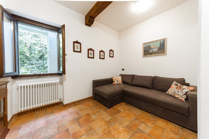 סלון עם טלוויזיה 4K כולל סקיי וספה נפתחת נוחה.