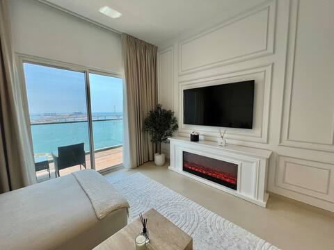 Attractive condo with Louvre & Sea View/W Balcony