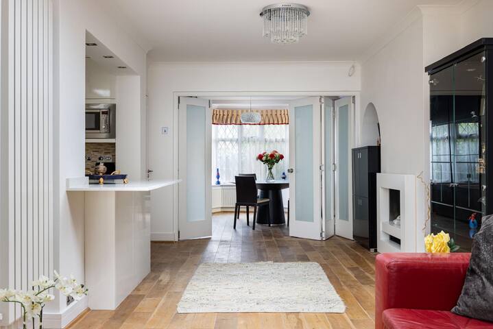 Kingston Luxury 5 bed villa gallery image 5