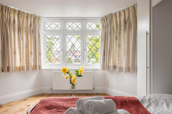 Kingston Luxury 5 bed villa gallery image 2