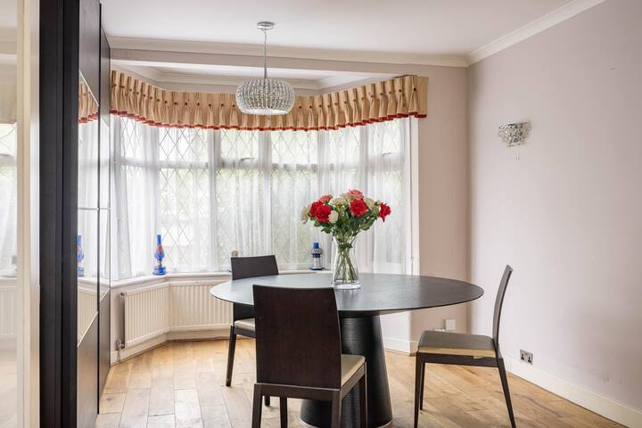 Kingston Luxury 5 bed villa gallery image 4