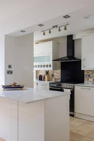 Kingston Luxury 5 bed villa gallery image 3