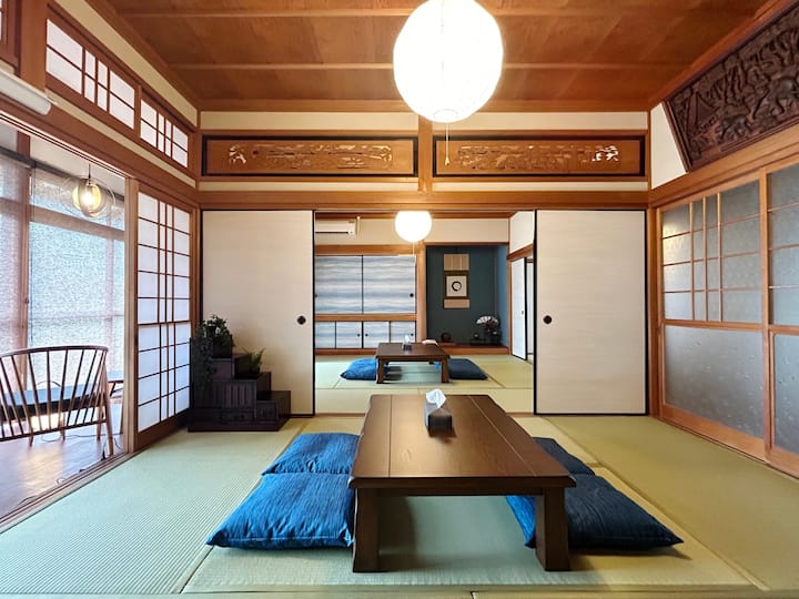 [סלון/חדר שינה]
חדר בסגנון יפני בן שני חדרים שבו אפילו 10 אנשים יכולים להירגע ולהירגע.תוכלו לבלות עם המשפחה והחברים בסלון הגדול הפונה דרומה.אם אתם שוהים עם יותר מ-6 אנשים, אתם יכולים להשתמש בו כחדר שינה אם אתם משתמשים בשולחן ופותחים פוטון.