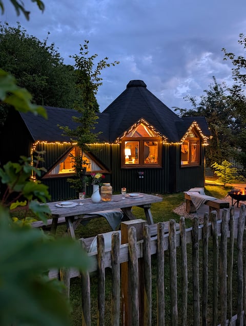 Romantic Cabin w/ Hot Tub & Fire Pit