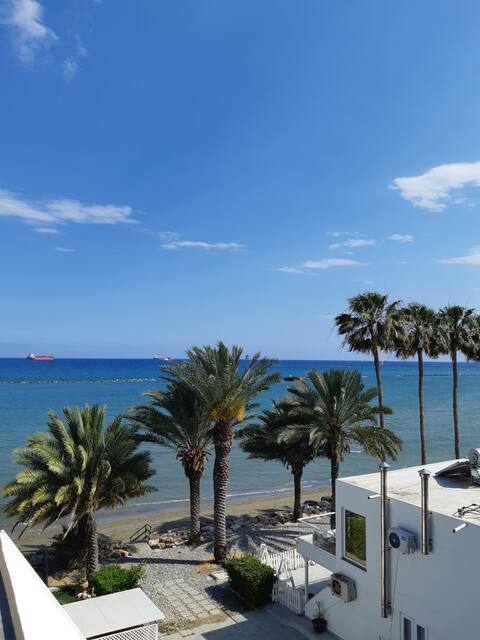 Beachfront Bliss: 3BR Apt with Panoramic Sea View