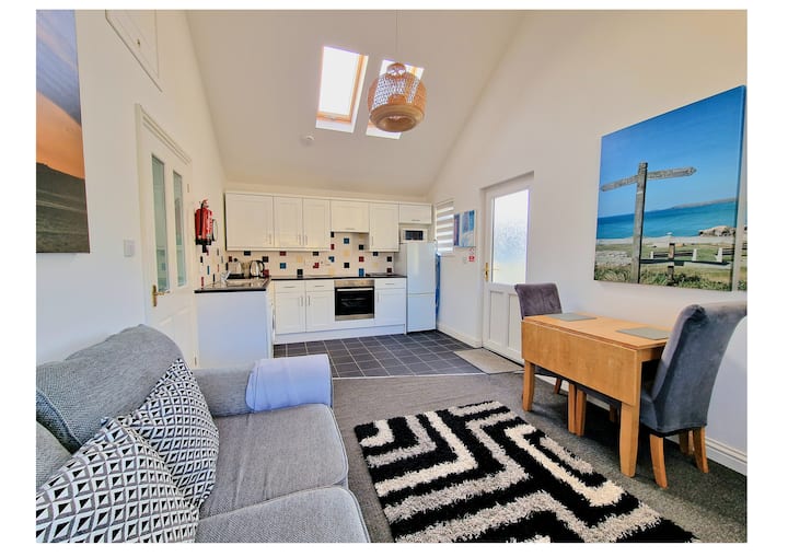 Twin Beach Apartments Ideal For 2 Couples - Holywell