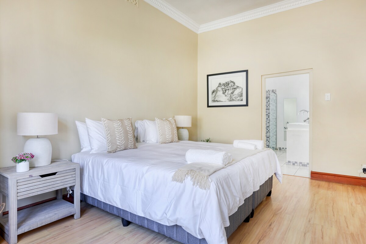 გრძელი საძინებელი საპატიო საწოლითა და საკუთარი სააბაზანოთი