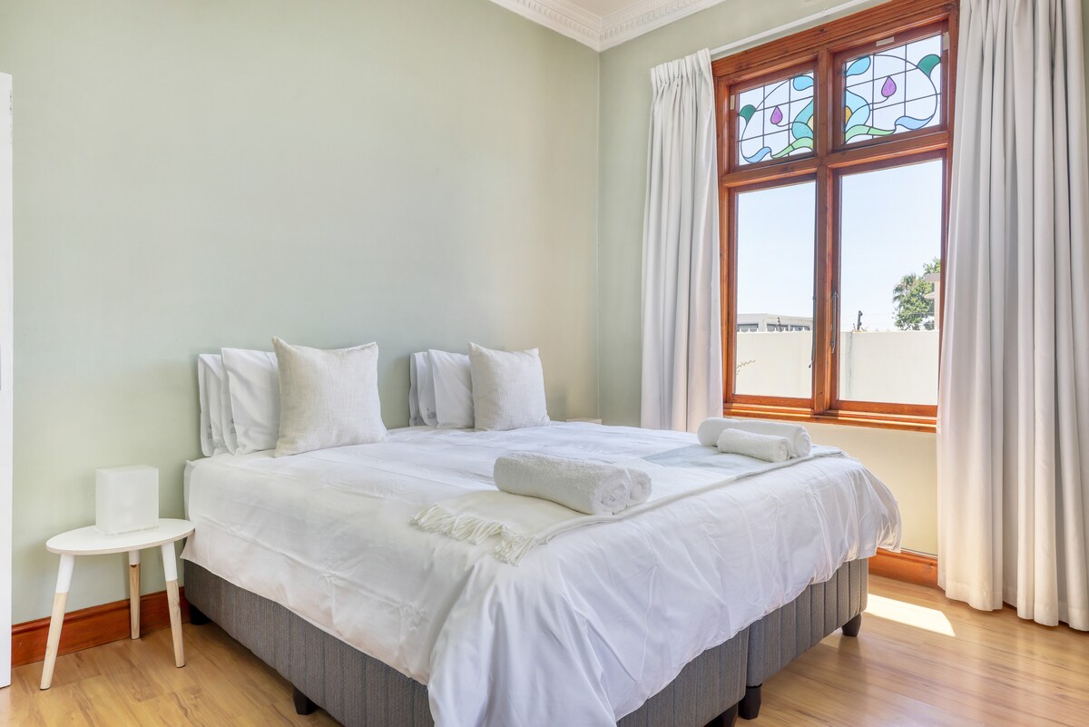 საძინებელი 2: საწოლი 193×203 სმ ან ორი ერთადგილიანი საწოლი