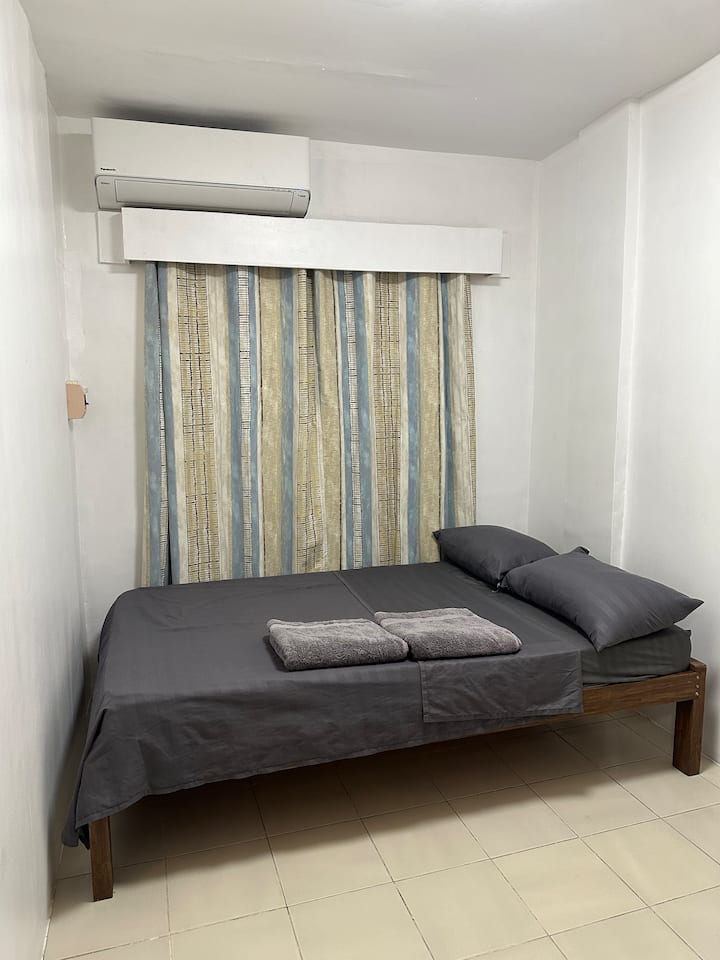 [חדר שינה] עם מיטה זוגית גדולה ונחמדה עם כריות רכות המיועדות למיטת קינג סייז. החלונות מכוסים היטב עם וילונות שחורים ומיזוג אוויר מפוצל של 1.5 HP. כל זה כדי למקסם את חוויית השינה.