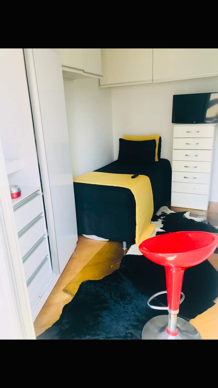 Ერთადგილიანი ოთახი სმარტ-ტელევიზორით 32 და Wi-Fi 