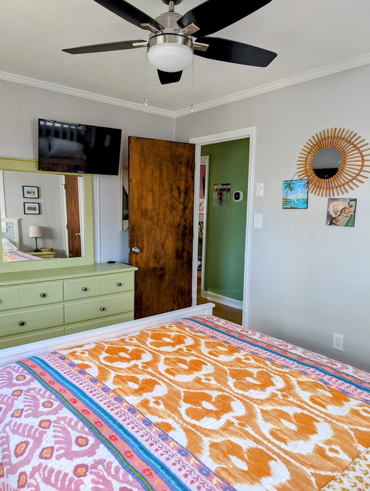 每间卧室均配备有线电视，或使用您自己的流媒体账户轻松登录。 