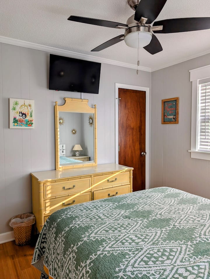 每间客房均配有电视和吊扇。