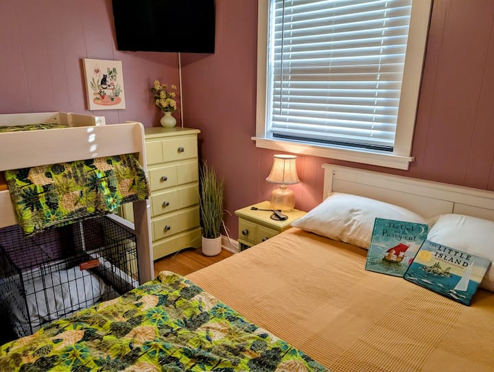 全尺寸床加双人低阁。 每间卧室均配备有线电视，或使用您自己的流媒体账户轻松登录。