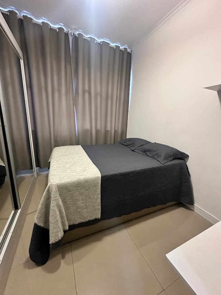 Bračni krevet (160x200): spavaća soba s bračnim krevetom (160x200), stropni ventilator, velika igraonica s ogledalima, radna površina za rad s bilježnicom, prijenosnim ventilatorom i policama za odlaganje pribora.