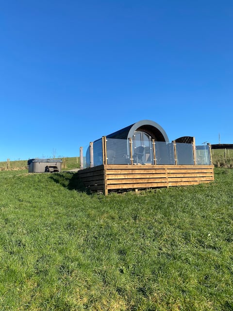 Luxury pod, hot tub with amazing views (bluebell)