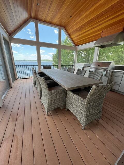 Lakeside Retreat for all Seasons
