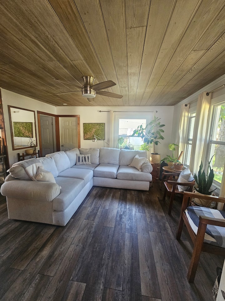 Charming Redwood Cottage - Garberville, CA