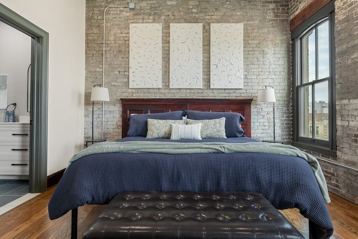 A second inviting king bed designed to make your stay even more comfortable. Sweeping views of downtown Utica, offering a beautiful backdrop from morning to night.