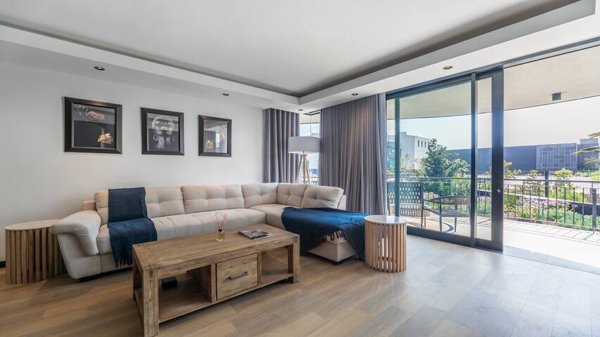 Sadashe 2Bed Luxe Urban Retreat gallery image 5