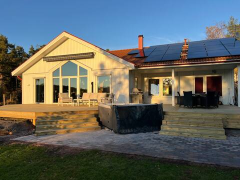 Solsidan. Villa in Lemland  by the lake with jetty