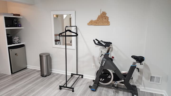 Private Basement Near Airport (9 Mins) - Ashburn, VA