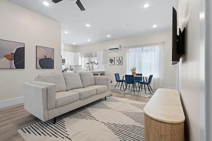 New Gem | Hi Speed Wifi | Rollout Bed In Downtown - サクラメント, CA