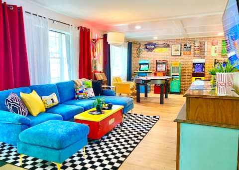Retro Retreat, Games, Firepit, 3BR, Location!
