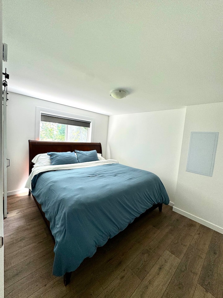 Very comfortable king sized bed all linens included
