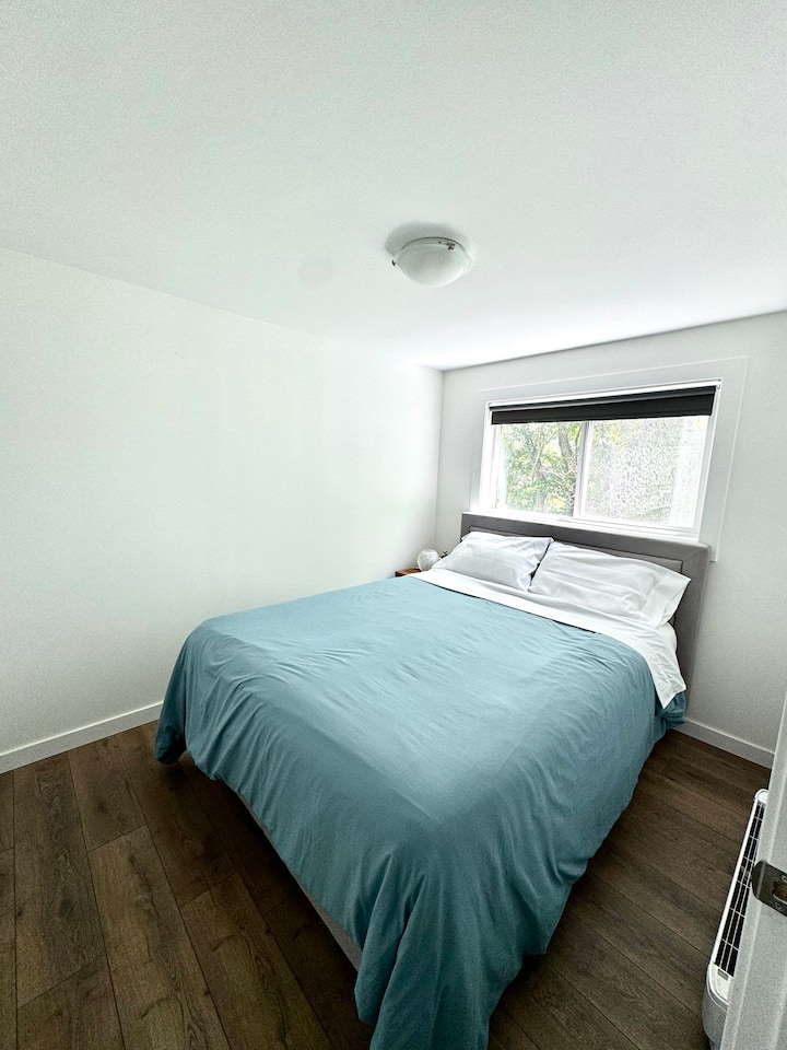 All linens included, queen bed
