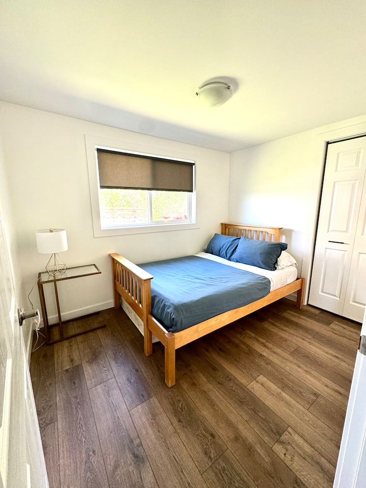 All linen included , double bed. Twin as trundle