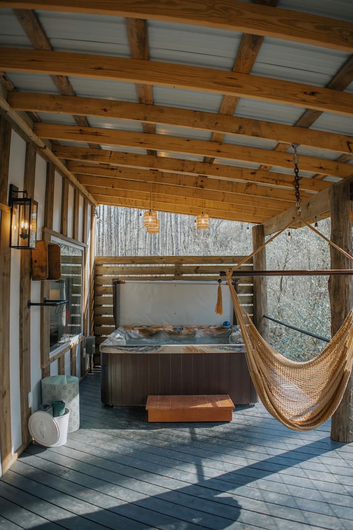 Creekside Cabin • Hot Tub • Fire Pit • Seclusion