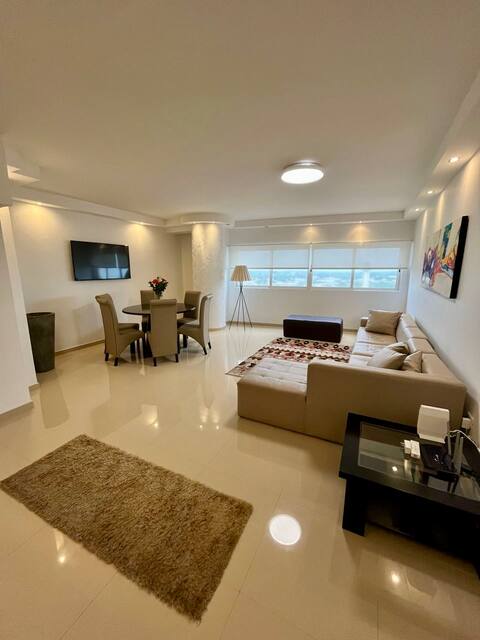 ¡Luxoso Apartamento! Con Vista al Lago y Planta.