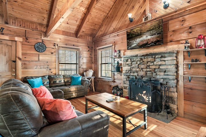 Cozy Cabin Retreat W/ King Beds, Hot Tub, Arcade - Gatlinburg, TN
