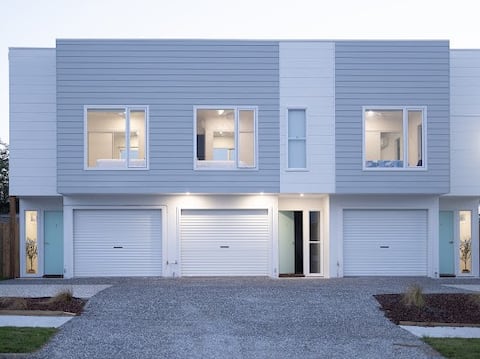 - Walk to beach - pet friendly Redcliffe retreat