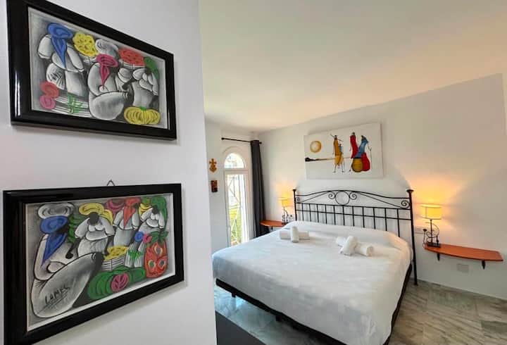 La camera da letto padronale di Diletta Beach 2 con il proprio bagno ad accesso esclusivo! Può accogliere ospiti nel caso sia già occupato l’attico con maxi rooftop.