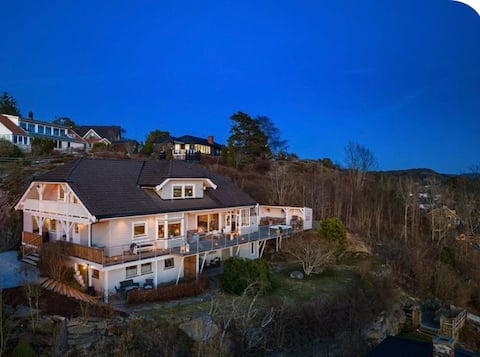 Stor bolig med utsikt,
Perfekt for storfamilien.