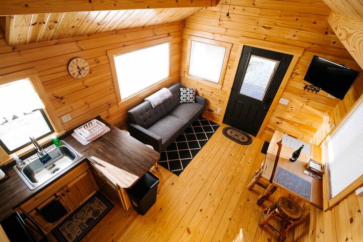 Obývacia zóna s výhľadom na futon z podkrovia