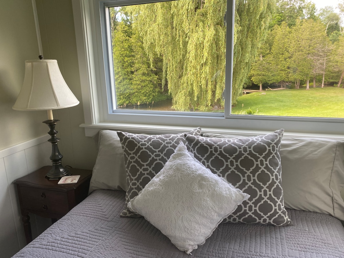 El dormitorio está justo al lado de la sala con 1/2 baño adjunto. 