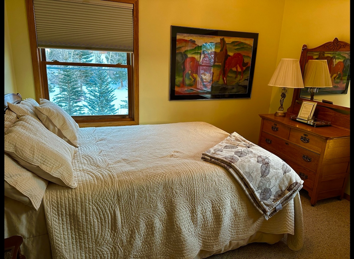 Cama matrimonial en la planta superior con estación de trabajo privada