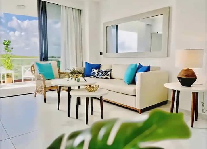 
Ეს შთამბეჭდავი მისაღები ოთახი წვრილად არის გაფორმებული და მყუდრო ატმოსფეროს ქმნის. Აღჭურვილია კონდიციონერით, ჭერის ვენტილატორით, რომ დაისვენოთ კომფორტულ დივანზე და უყუროთ თქვენს საყვარელ გადაცემებს სმარტ-ტელევიზორში