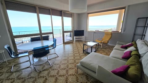 Sea view penthouse with large terrace & comfort